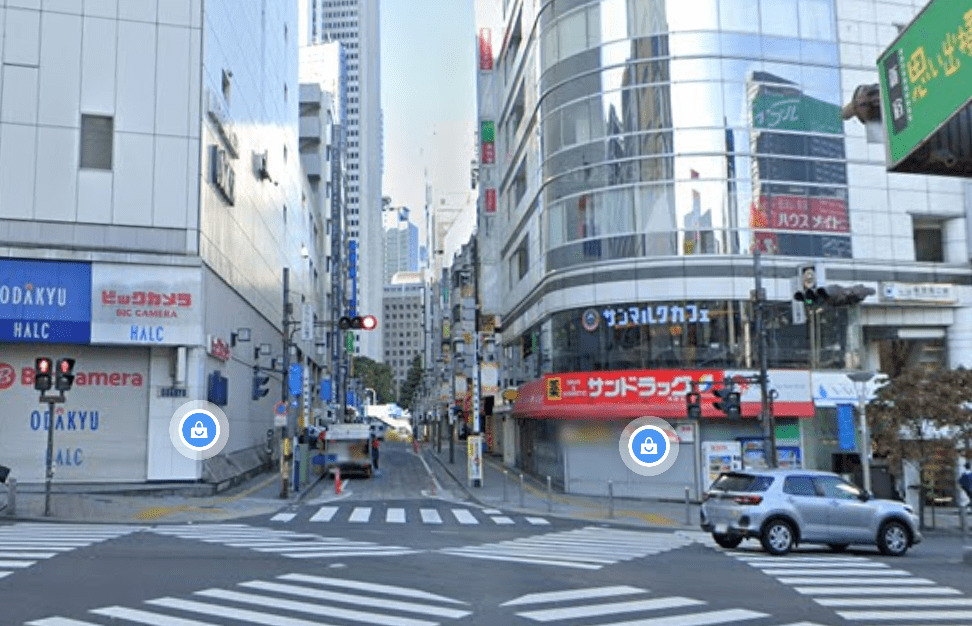 桜花クリニック　JR新宿駅西口のユニクロ前の交差点